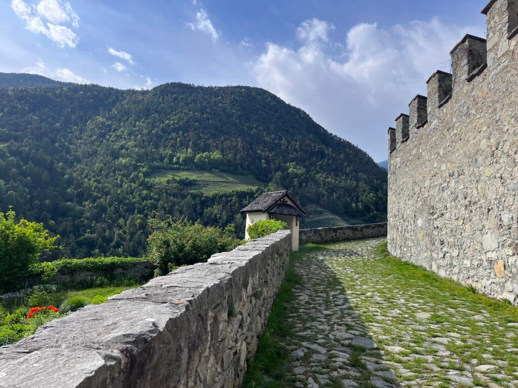 The Way of the Cross / Kreuzweg
薩比奧納修道院建築群（Säben Abbey）坐落於義大利南蒂羅爾的克勞（Klausen/Chiusa）上方