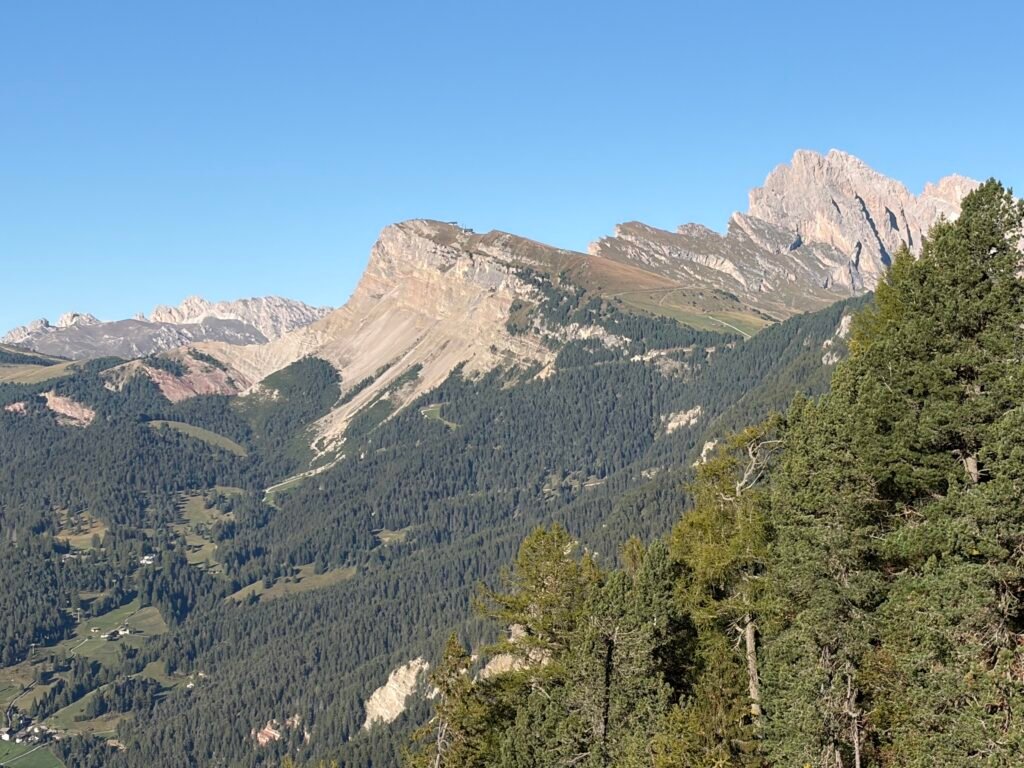 休斯高原(Alpe di Siusi) 傍晚---可看到對面刀峰山