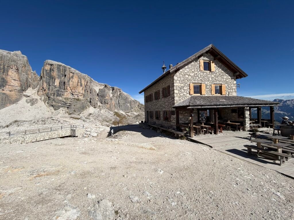 默默走到Franz Kostner Hut山屋 海拔2,536公尺 Franz Kostner Hut