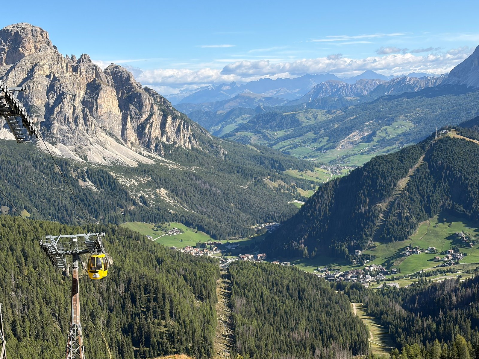 戴爾菲的宇宙 義大利多洛米蒂(Dolomites)科爾瓦拉(Corvara in Badia)的 Boè 纜車(Boè Gondola)