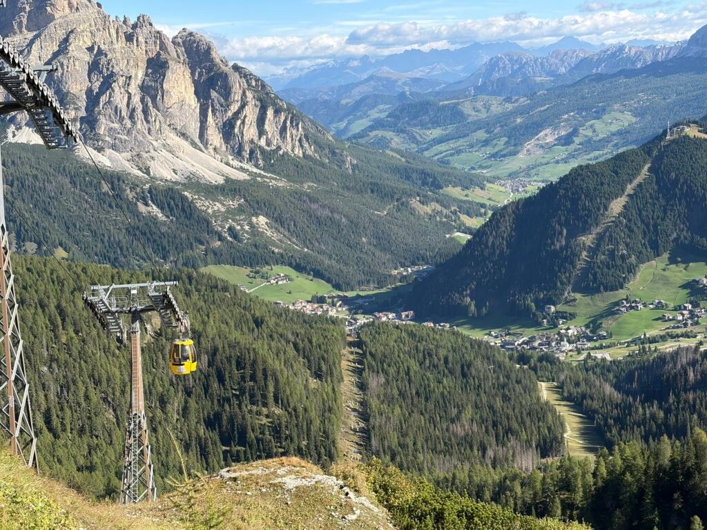 小叮噹的幻想 穿超Val Gardena及Alta Badia兩山谷 Boè 纜車(Boè Gondola) Corvara in Badia小鎮經典的纜車之一