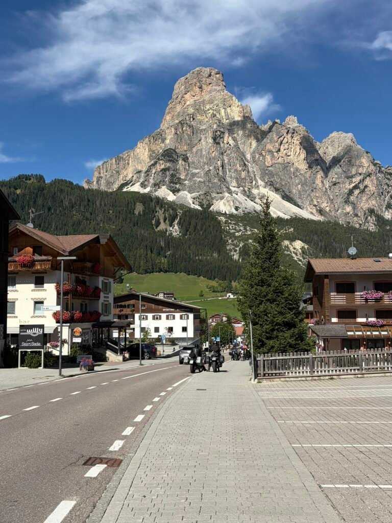 小叮噹的幻想 穿超Val Gardena及Alta Badia兩山谷 Alta Badia山谷中的 Corvara小鎮
